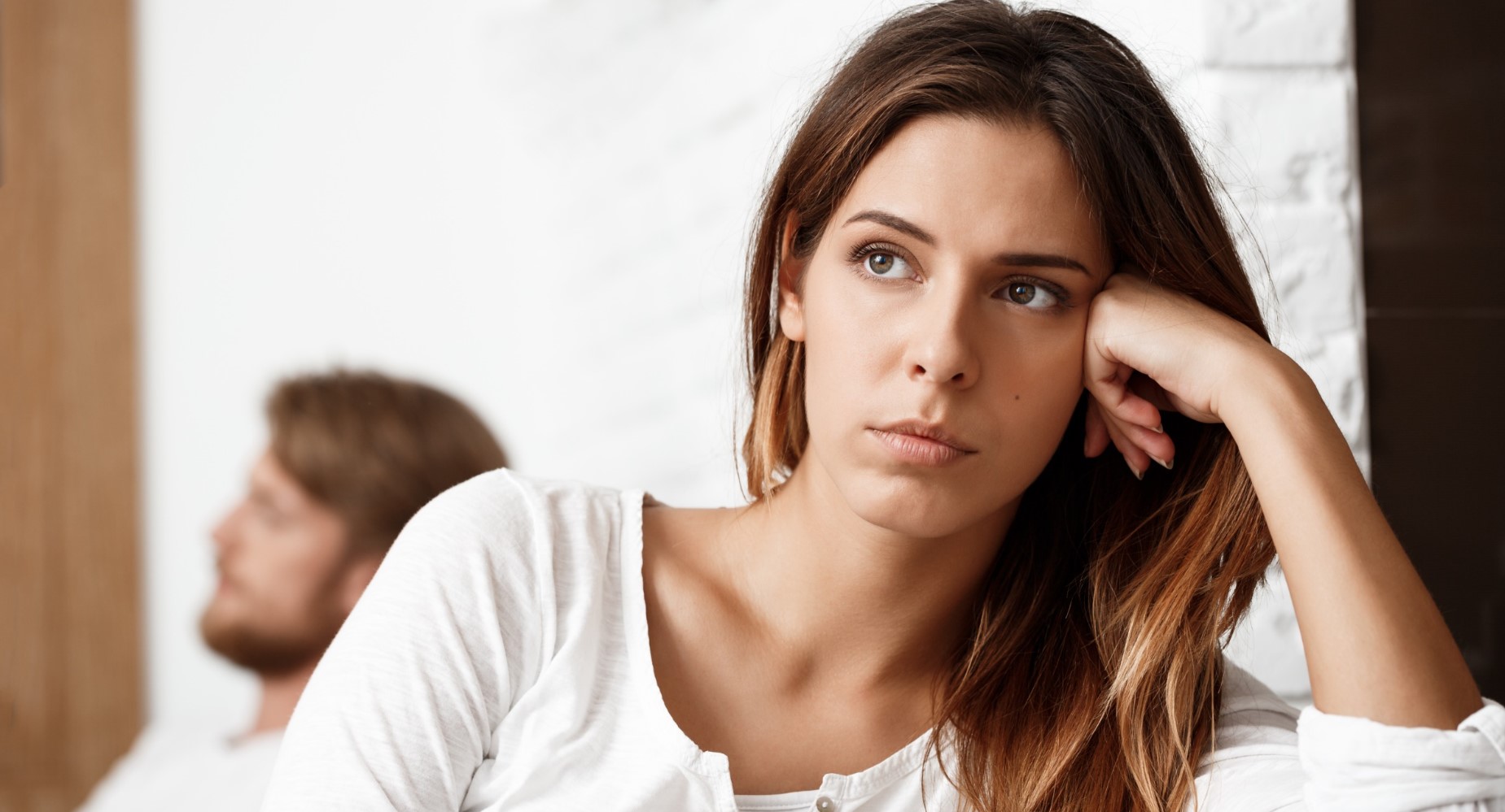 Síndrome de Wendy: mujer reflexiva frente a la pasividad emocional de su pareja.