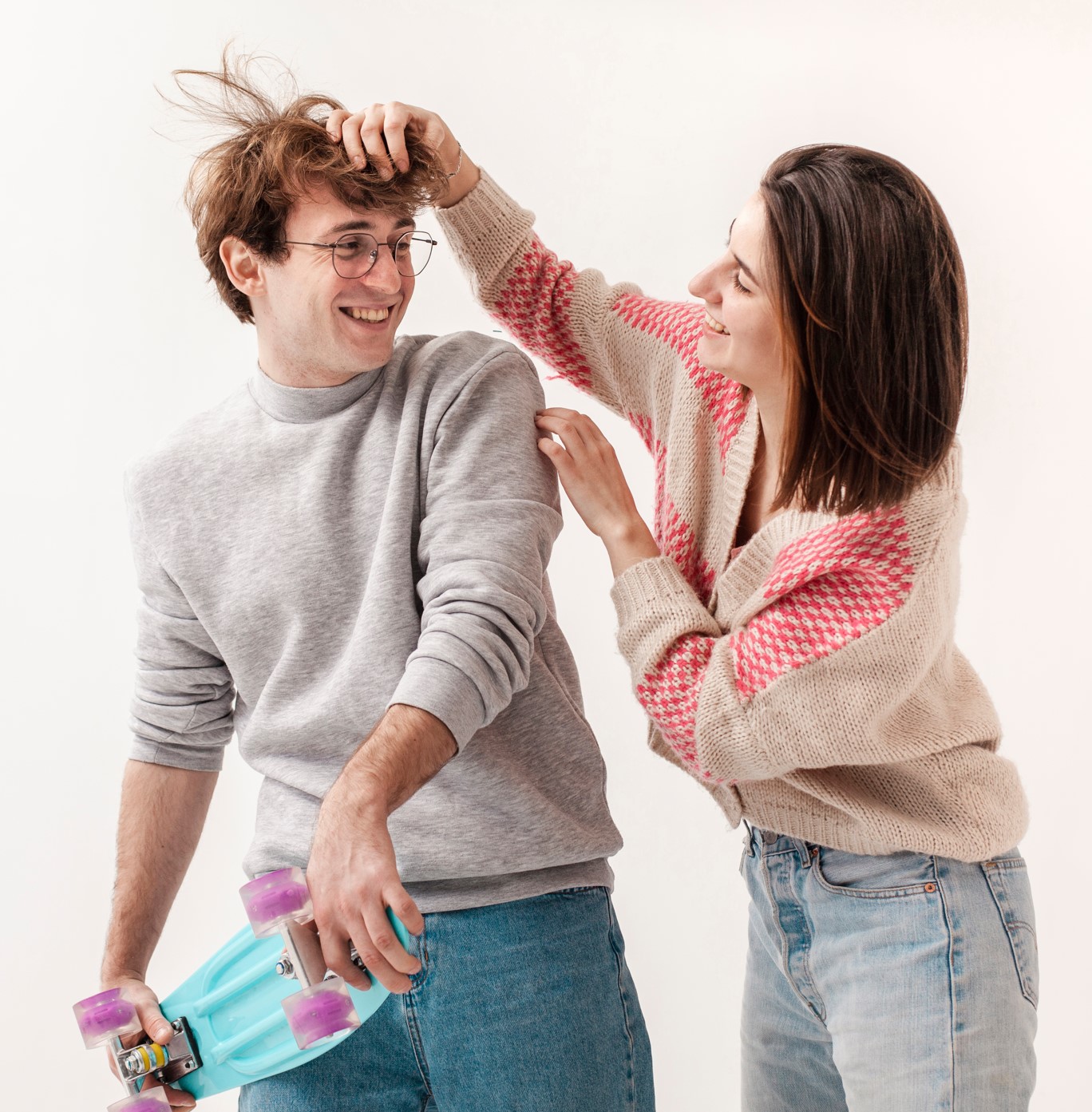 Pareja joven con roles desiguales, donde ella asume una actitud dominante y cuidadora.