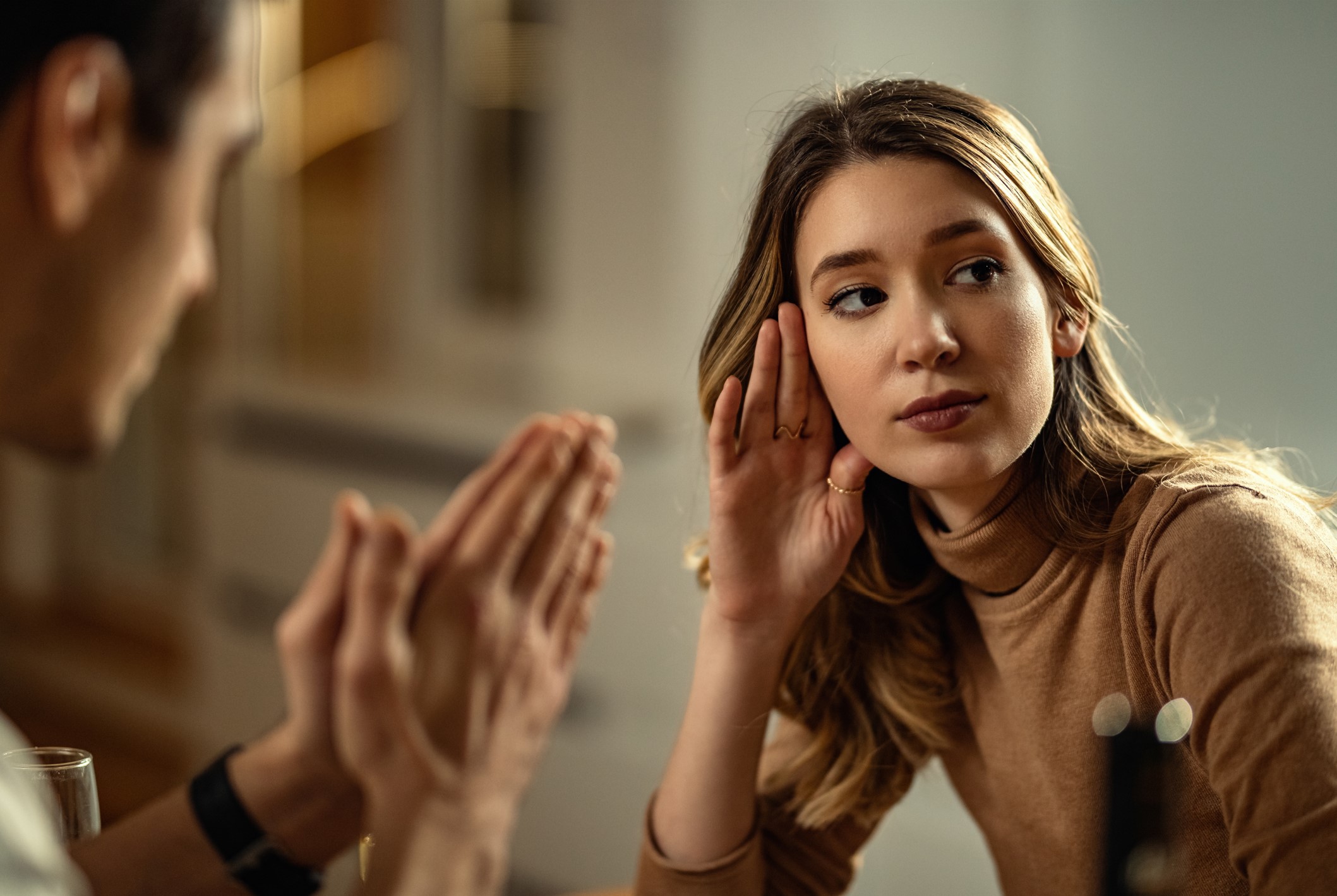 Situación de pareja con señales de manipulación emocional.