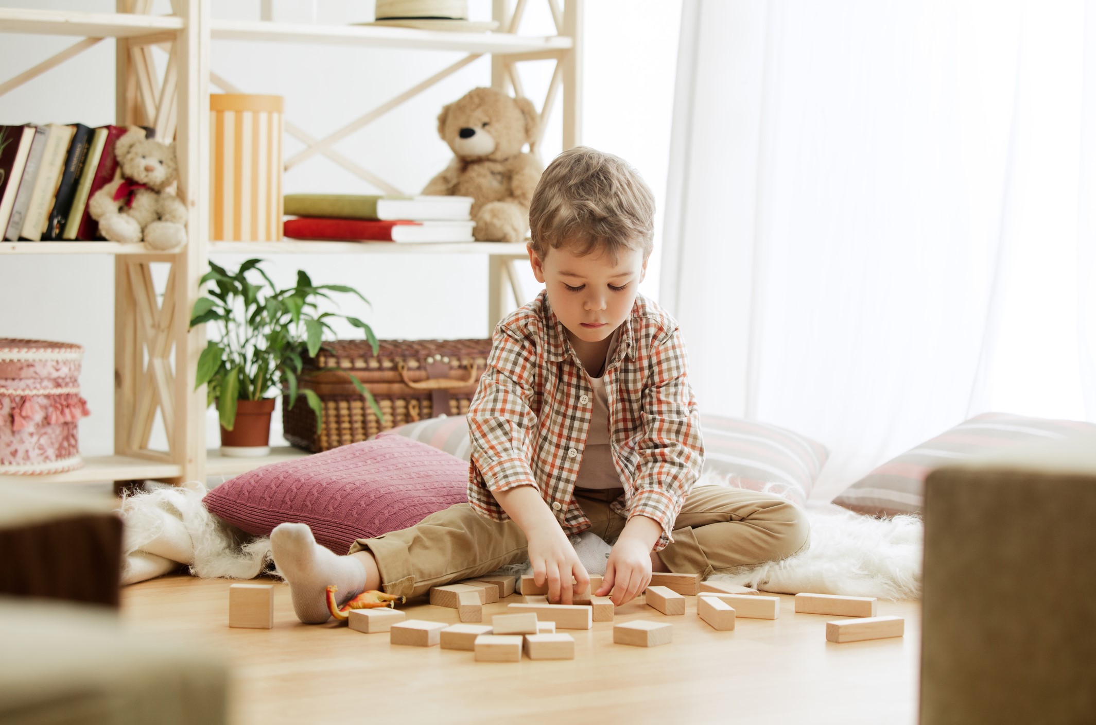 Actividad individual en un ambiente relajado – perfil de niño introvertido o tímido