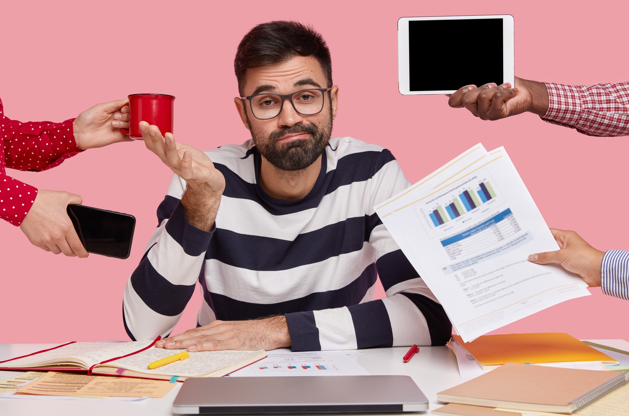 Persona desmotivada rodeada de trabajo pendiente y distracciones.