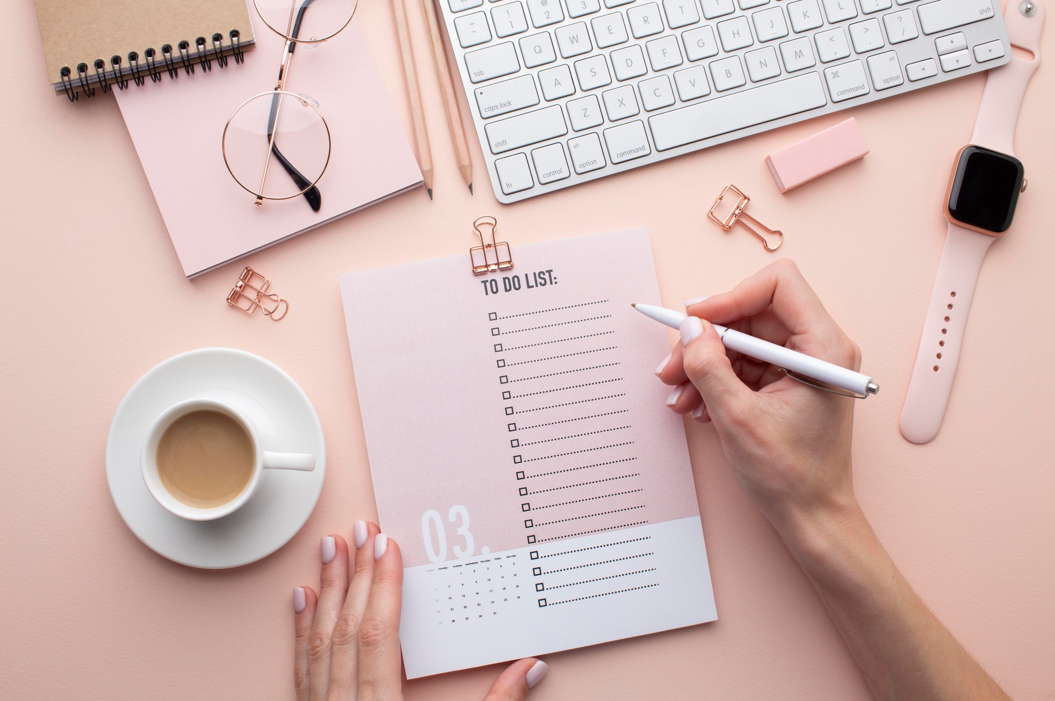 Persona elaborando una lista de tareas