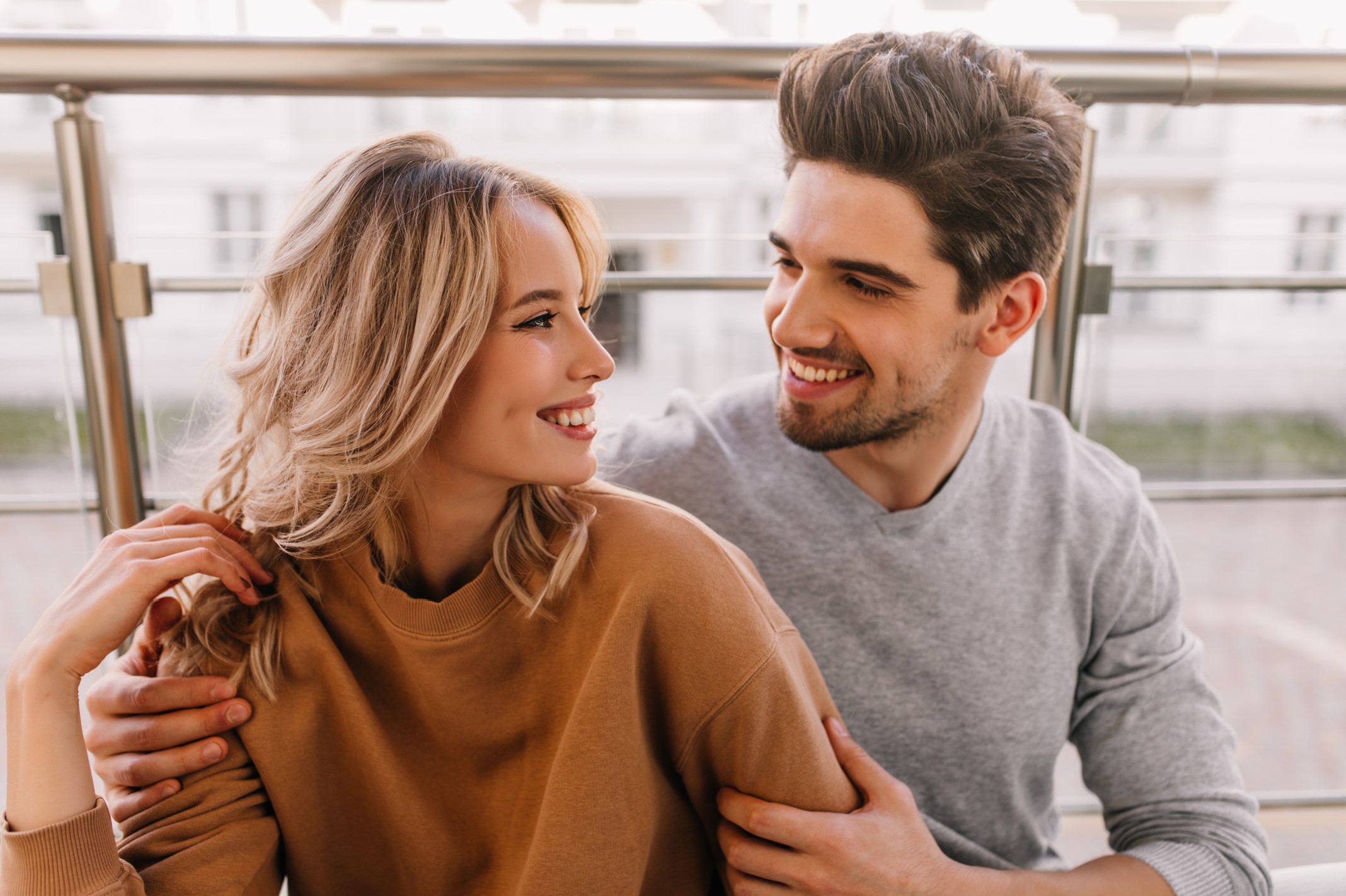 Pareja mirándose intensamente como metáfora de idealizar a las personas