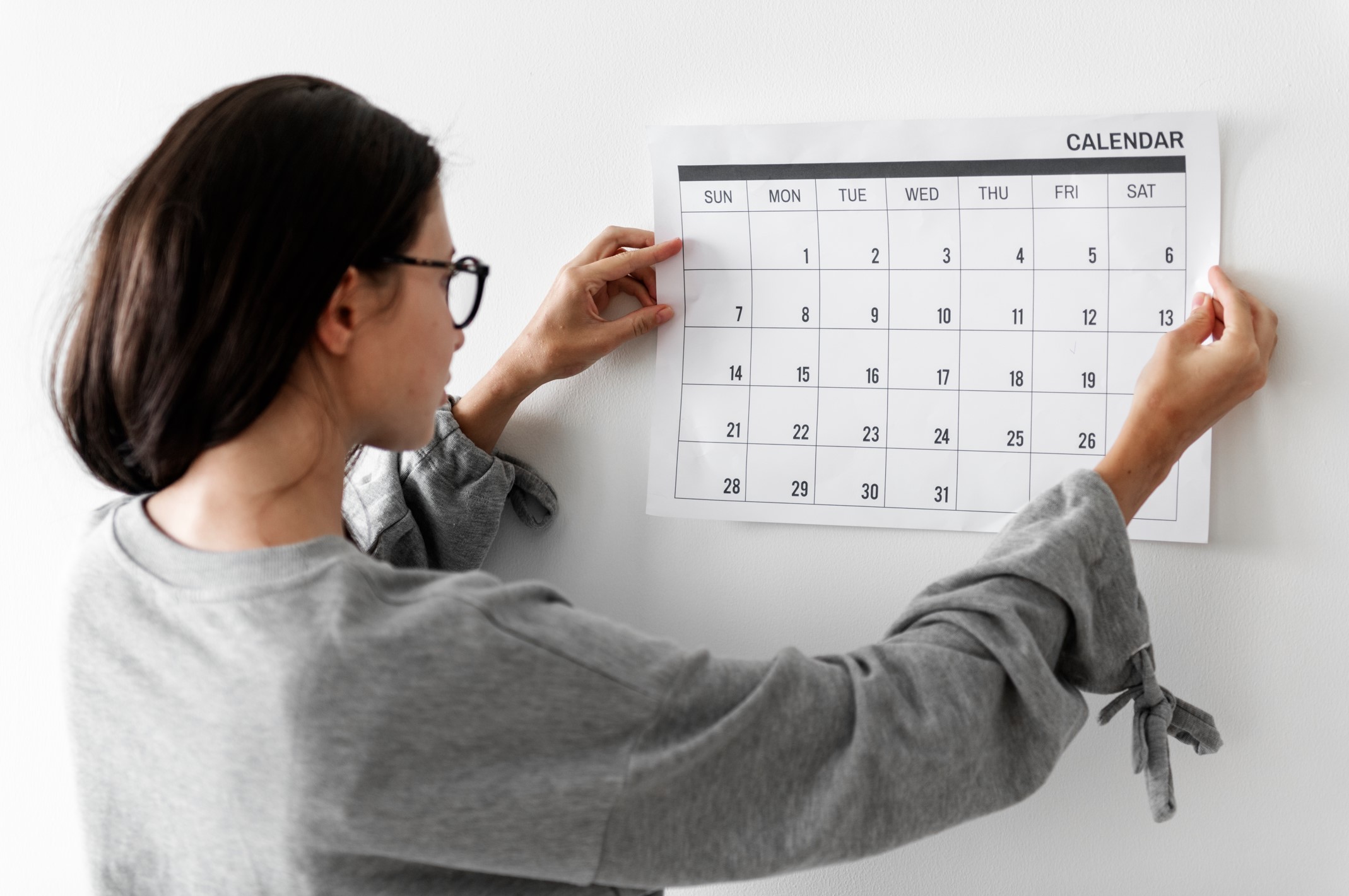 Mujer organizando su calendario