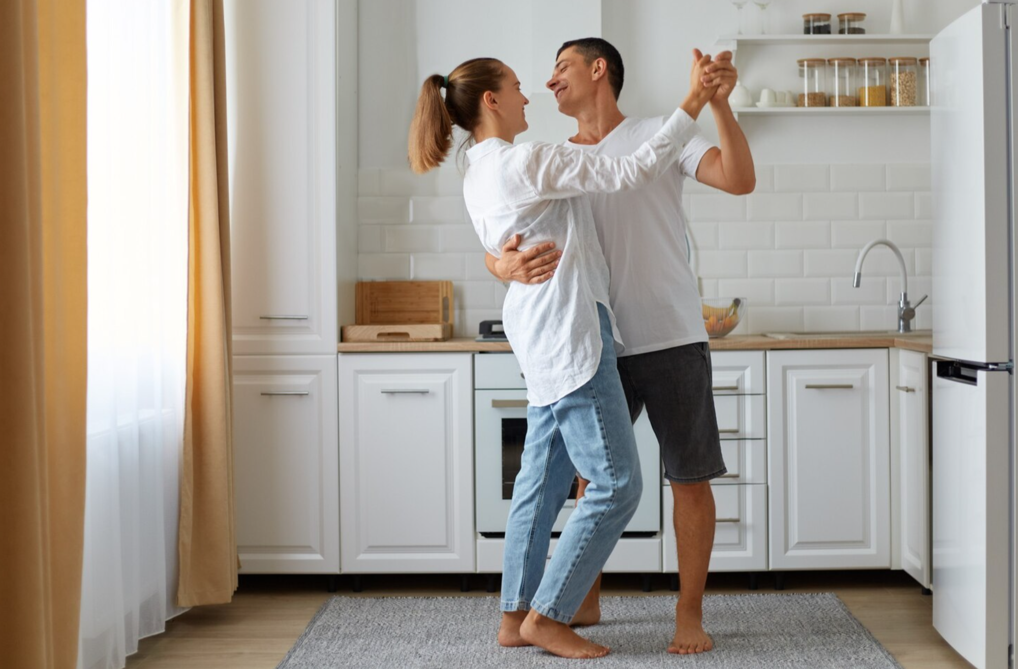 Pareja bailando en la cocina como símbolo de responsabilidad afectiva y bienestar emocional